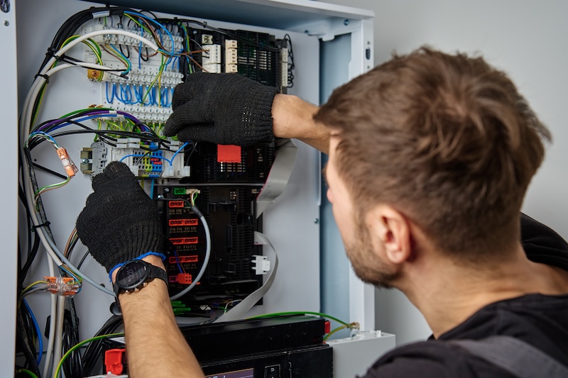 Elektriker som drar kablar